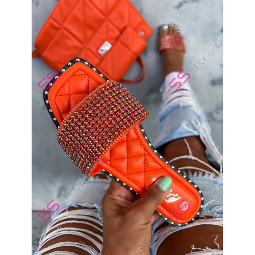 Šľapky zdobené kamienkami ADALYNN-