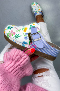 Vzorované zdravotnícke šľapky FLOWER+