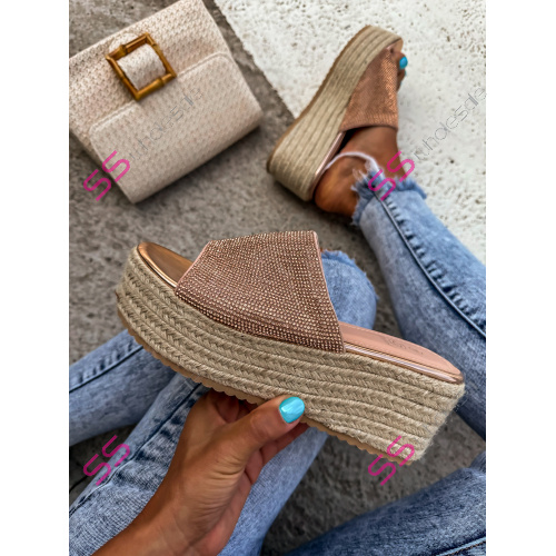 Platformové šľapky zdobené kamienkami ANETT-