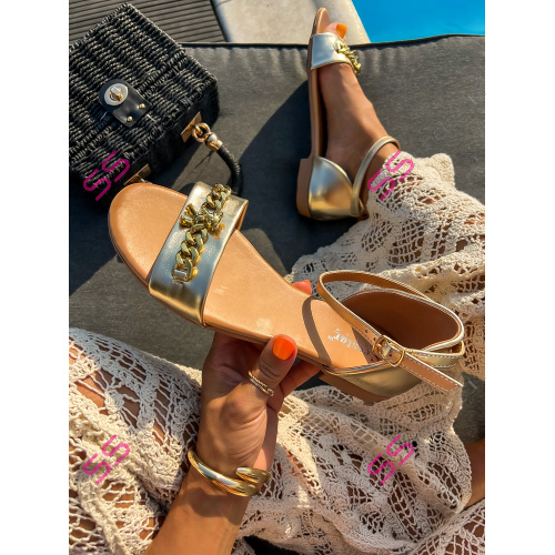 Elegantné sandále so zlatou ozdobou ROSALYN-