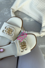 Biele šľapky so zlatou ozdobou MALENA