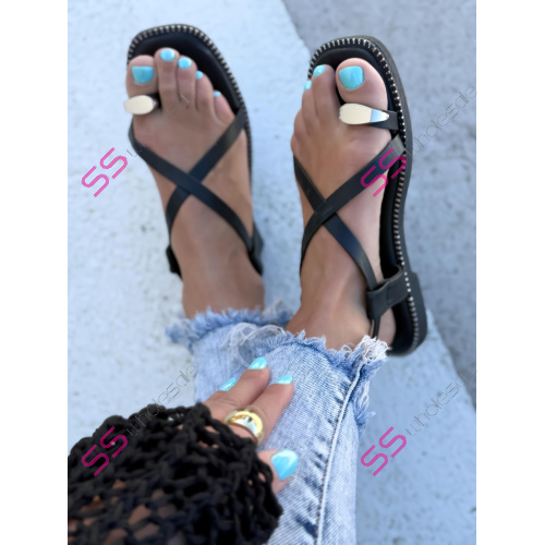 Čierne sandále so striebornou ozdobou SHARON-