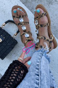 Leopardie sandále zdobené kamienkami KENDALL