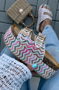 Vzorované šľapky na platforme DATOLA