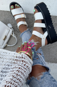 Biele sandále zo zlatými aplikáciami CLOVER