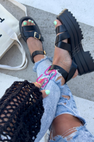 Čierne sandále zo zlatými aplikáciami SHENAYA