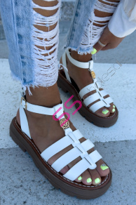 Biele sandále so zlatou ozdobou ROMANA