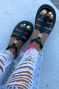 Čierne sandále so zlatou ozdobou ROMANA