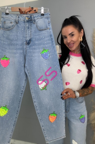 Mom fit rifle s vysokým pásom zdobené kamienkami a flitrami