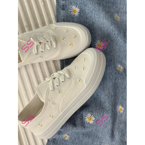 Platformové tenisky zdobené výšivkou EMALY